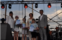 Dzieci oraz dorosli na scenie 