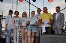 Siedmioro dorosłych na scenie. Moment wręczania nagród 