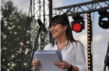 Uśmiechnięta, elegancka kobieta na scenie 