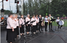 Zespół ludowy na scenie 
