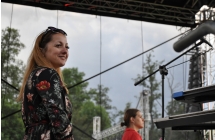Uśmiechnięta kobieta na scenie 