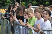 Kilkoro dzieci pod sceną