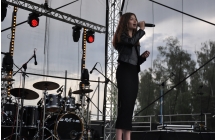 Dziewczyna śpiewająca na scenie 