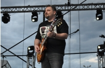 Gitarzysta basowy podczas koncertu 