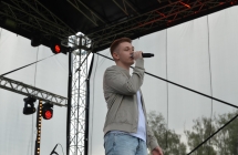 Młody chłopak śpiewający na scenie 