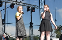 Duet wokalny w składzie dwóch dziewczynek