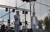 Dwoje mężczyzn na scenie 