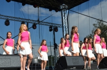 Dziewczęcy zespół taneczny na scenie 