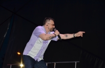 Wokalista zespołu LOKA na scenie