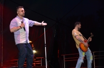 Wokalista i gitarzysta zespołu LOKA na scenie