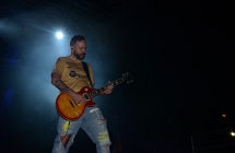 Gitarzysta zespołu LOKA na scenie 