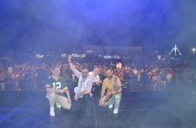 Zespół Loka na scenie, pod scenę kilkutysięczny tłum fanów