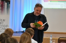 Mężczyzna czytający książkę dzieciom 