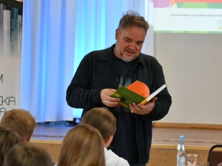 Mężczyzna czytający książkę dzieciom 