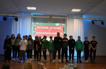 Zdjęcie grupowe z uczniami i zaproszonym gościem