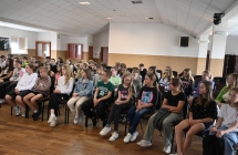 Grupa kilkudziesięciorga dzieci na sali 