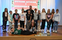 Zdjęcie grupowe z uczniami i zaproszonym gościem