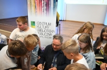 Autor książek dający autografy 