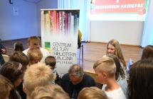 Mężczyzna dający autografy fanom 