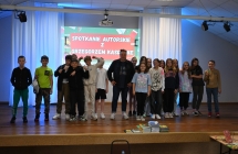 Zdjęcie grupowe z uczniami i zaproszonym gościem