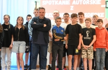 Zdjęcie grupowe z uczniami i zaproszonym gościem