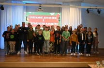 Zdjęcie grupowe z uczniami i zaproszonym gościem