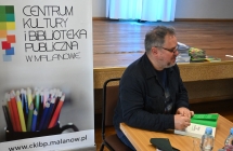 Mężczyzna podpisujący książki 