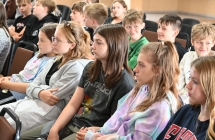 Kilkanaście młodych uczniów i uczennic