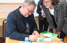 Mężczyzna podpisujący książki 