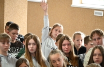 Uczniowie na spotkaniu autorskim 