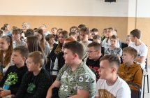 Dzieci na spotkaniu autorskim z pisarzem 