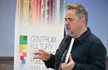 Mężczyzna prowadzący spotkanie autorskie 