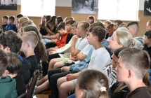 Liczna grupa dzieci na spotkaniu autorskim 