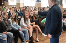 Uczniowie na spotkaniu autorskim z mężczyzną 