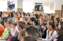 Kilkadziesiąt uczniów na spotkaniu autorskim z pisarzem 