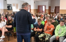 Spotkanie autorskie z dziećmi prowadzone przez pisarza 