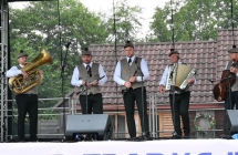 Muzycy kapeli ludowej na scenie 