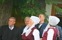 Zespół ludowy przed wejściem na scenę 