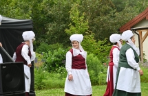 Cztery kobiety z zespołu ludowego schodzące ze sceny 