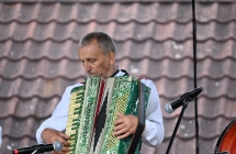 Mężczyzna grający na akordeonie 