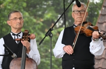 Dwoje muzyków na scenie - 