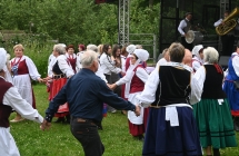 Członkowie zespołów tańczący pod sceną na parkiecie 