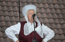 Śpiewaczka ludowa w stroju ludowym 