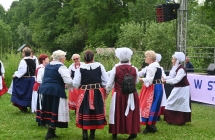 Muzycy ludowi tańczący na parkiecie 