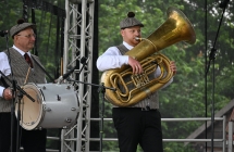 Dwoje muzyków. Jeden grający na bębnie, drugi na trąbce 