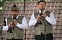Dwoje muzyków grających na klarnetach 