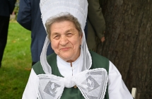 Uśmiechnięta kobieta w ludowym stroju 