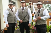 Troje muzyków w jednakowych strojach. 