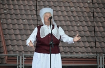 Charyzmatyczna kobieta wykonująca pieść na scenie 