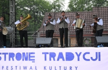 Kapela ludowa z instrumentami 